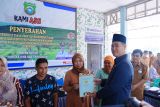 Bupati Pangkep serahkan sertifikat tanah UMKM di Kelurahan Bontokio