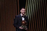 Messi dapat penghargaan Ballon d'Or kedelapan