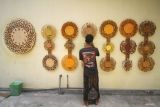 Pekerja menjemur kerajinan jam dinding kaligrafi di Kemayoran, Senenan, Bangkalan, Jawa Timur, Selasa (31/10/2023). Kerajinan jam dinding kaligrafi berbahan kayu jati belanda yang dibuat sesuai pesanan tersebut dibanderol dengan harga mulai Rp50.000 hingga Rp600.000 tergantung tingkat kerumitan pembuatannya. Antara Jatim/Moch Asim/zk.