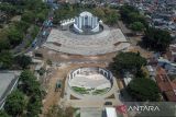 Foto udara proyek penataan lanjutan dan revitalisasi kawasan Monumen Perjuangan Rakyat Jawa Barat di Bandung, Jawa Barat, Rabu (1/11/2023). Pemerintah Provinsi Jawa Barat melakukan penataan dan revitalisasi kawasan Monpera secara berkala yang akan menjadi kawasan wisata ruang publik dengan sejumlah fasilitas seperti mushola, kawasan kuliner, griya karya, shelter sejarah, tempat bermain dan teater rakyat yang ditargetkan akan rampung pada akhir November 2023. ANTARA FOTO/Raisan Al Farisi/agr
