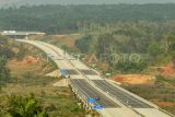 Kendaraan melintas di kilometer 11 Jalan Tol Trans Sumatera (JTTS) Ruas Lubuklinggau-Bengkulu seksi I Bengkulu-Taba Penanjung di Kota Bengkulu, Bengkulu, Senin (30/10/2023). Menurut Presiden Joko Widodo sejak 2014 hingga 2023 jalan tol yang dibangun mencapai 2.040 kilometer ditambah yang lama 780 kilometer, jadi saat ini Indonesia memiliki jalan tol sepanjang 2.800 kilometer. ANTARA FOTO/Muhammad Izfaldi/Spt.