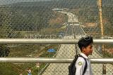 Warga melintasi jembatan penyebrangan di kilometer 11 Jalan Tol Trans Sumatera Ruas Lubuklinggau-Bengkulu seksi I Bengkulu-Taba Penanjung di Kota Bengkulu, Bengkulu, Senin (30/10/2023). Menurut Presiden Joko Widodo sejak 2014 hingga 2023 jalan tol yang dibangun mencapai 2.040 kilometer ditambah yang lama 780 kilometer, jadi saat ini Indonesia memiliki jalan tol sepanjang 2.800 kilometer. ANTARA FOTO/Muhammad Izfaldi/Spt.