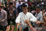 Calon Presiden Anies Baswedan menyalami massa pendukung saat menghadiri acara silaturrahmi temu rakyat Aceh di Lapangan Bumi Gas, Kecamatan Tanah Luas, Aceh Utara, Aceh, Rabu (1/11/2023). Dalam silaturahmi itu Anies Baswedan bertemu kaum millenial Aceh dan menyaksikan deklarasi dukungan partai politik lokal Aceh terhadap dukungan kemenangan pasangan Anies Baswedan â Muhaimin Iskandar (AMIN) sebagai Presiden dan Wakil Presiden Indonesia periode 2024-2029 dalam Pemilu 2024. ANTARA/Rahmad