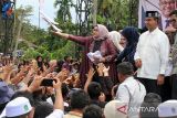 Calon Presiden Anies Baswedan menyalami massa pendukung saat menghadiri acara silaturrahmi temu rakyat Aceh di Lapangan Bumi Gas, Kecamatan Tanah Luas, Aceh Utara, Aceh, Rabu (1/11/2023). Dalam silaturahmi itu Anies Baswedan bertemu kaum millenial Aceh dan menyaksikan deklarasi dukungan partai politik lokal Aceh terhadap dukungan kemenangan pasangan Anies Baswedan â Muhaimin Iskandar (AMIN) sebagai Presiden dan Wakil Presiden Indonesia periode 2024-2029 dalam Pemilu 2024. ANTARA/Rahmad