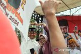 Calon Presiden Anies Baswedan menyalami massa pendukung saat menghadiri acara silaturrahmi temu rakyat Aceh di Lapangan Bumi Gas, Kecamatan Tanah Luas, Aceh Utara, Aceh, Rabu (1/11/2023). Dalam silaturahmi itu Anies Baswedan bertemu kaum millenial Aceh dan menyaksikan deklarasi dukungan partai politik lokal Aceh terhadap dukungan kemenangan pasangan Anies Baswedan â Muhaimin Iskandar (AMIN) sebagai Presiden dan Wakil Presiden Indonesia periode 2024-2029 dalam Pemilu 2024. ANTARA/Rahmad