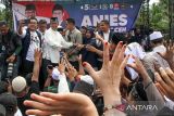 Calon Presiden Anies Baswedan menyalami massa pendukung saat menghadiri acara silaturrahmi temu rakyat Aceh di Lapangan Bumi Gas, Kecamatan Tanah Luas, Aceh Utara, Aceh, Rabu (1/11/2023). Dalam silaturahmi itu Anies Baswedan bertemu kaum millenial Aceh dan menyaksikan deklarasi dukungan partai politik lokal Aceh terhadap dukungan kemenangan pasangan Anies Baswedan â Muhaimin Iskandar (AMIN) sebagai Presiden dan Wakil Presiden Indonesia periode 2024-2029 dalam Pemilu 2024. ANTARA/Rahmad