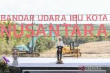 Presiden Joko Widodo memberikan sambutan saat ground breaking Bandara Ibu Kota Nusantara di Penajam Paser Utara, Kalimantan Timur, Rabu (1/11/2023). Pembangunan bandara yang dapat didarati pesawat berukuran besar itu ditargetkan beroperasi penuh pada Desember 2024 guna mendukung konektivitas di Ibu Kota Nusantara. ANTARA FOTO/Hafidz Mubarak A/wsj.