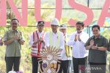 Presiden Joko Widodo (ketiga kiri) disaksikan Menteri Perhubungan Budi Karya Sumadi (kedua kiri), Menteri PUPR Basuki Hadimuljono (ketiga kanan), Menteri ATR/Kepala BPN Hadi Tjahjanto (kedua kanan), Menteri BUMN Erick Thohir (kanan) Kepala Otorita IKN Bambang Susantono (kiri) menekan tombol saat ground breaking Bandara Ibu Kota Nusantara di Penajam Paser Utara,  Kalimantan Timur, Rabu (1/11/2023).  Pembangunan bandara yang dapat didarati pesawat berukuran besar itu ditargetkan beroperasi penuh pada Desember 2024 guna mendukung konektivitas di Ibu Kota Nusantara. ANTARA FOTO/Hafidz Mubarak A/wsj.