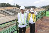 Presiden Joko Widodo (kiri) bersama Menteri PUPR Basuki Hadimuljono meninjau proyek Tol IKN  di Balikpapan, Kalimantan Timur, Rabu (1/11/2023). Tol IKN yang menghubungkan Balikpapan ke Ibu Kota Nusantara (IKN) dengan jarak 57 kilometer itu telah mencapai progres 55 persen. ANTARA FOTO/Hafidz Mubarak A/wsj.