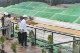 Presiden Joko Widodo (kanan) bersama Menteri PUPR Basuki Hadimuljono  (kedua kanan) meninjau proyek Tol IKN seksi 3A di Balikpapan, Kalimantan Timur, Rabu (1/11/2023). Tol IKN yang menghubungkan Balikpapan ke Ibu Kota Nusantara (IKN) dengan jarak 57 kilometer itu telah mencapai progres 55 persen. ANTARA FOTO/Hafidz Mubarak A/wsj.