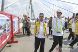 Presiden Joko Widodo (kanan) berbincang bersama Menteri PUPR Basuki Hadimuljono saat meninjau proyek Tol IKN di Jembatan Pulau Balang, Kalimantan Timur, Rabu (1/11/2023). Tol IKN yang menghubungkan Balikpapan ke Ibu Kota Nusantara (IKN) dengan jarak 57 kilometer itu telah mencapai progres 55 persen. ANTARA FOTO/Hafidz Mubarak A/wsj.