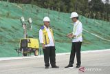 Presiden Joko Widodo (kanan) berbincang bersama Menteri PUPR Basuki Hadimuljono saat meninjau proyek Tol IKN seksi 3A di Balikpapan, Kalimantan Timur, Rabu (1/11/2023). Tol IKN yang menghubungkan Balikpapan ke Ibu Kota Nusantara (IKN) dengan jarak 57 kilometer itu telah mencapai progres 55 persen. ANTARA FOTO/Hafidz Mubarak A/wsj.