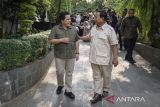 Menteri BUMN Erick Thohir (kiri) bersama bakal calon presiden Prabowo Subianto (kanan) usai melakukan pertemuan di kediamannya di Menteng, Jakarta, Selasa (31/10/2023). ANTARA FOTO/Dhemas Reviyanto/aww/zk