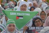 Tiga warga mengibarkan bendera Palestina sebelum menggelar doa bersama  di Masjid Raya Baiturrahman, Banda Aceh, Kamis (2/11/2023). Doa bersama dan penggalangan dana tersebut sebagai wujud  kepedulian dan menyerukan kepada PBB serta negara negara  lainnya  berperan aktif untuk  mengakhir peperangan dan terciptanya  perdamaian di Palestina. ANTARA FOTO/Ampelsa.