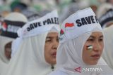 Warga menggelar doa bersama untuk  warga Palestina yang korban perang melawan Israel di Masjid Raya Baiturrahman, Banda Aceh, Kamis (2/11/2023). Doa bersama dan penggalangan dana tersebut sebagai wujud  kepedulian dan menyerukan kepada PBB serta negara negara  lainnya  berperan aktif untuk  mengakhir peperangan dan terciptanya  perdamaian di Palestina. ANTARA FOTO/Ampelsa.