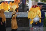 Panitia menyiapkan hidang yang berisi makanan pada perayaan maulid akbar Nabi Muhammad SAW yang digelar Pemerintah Kota Banda Aceh di Taman Bustanussalatin, Banda Aceh, Aceh, Kamis (2/11/2023). Pemerintah Kota Banda Aceh menyiapkan 267 hidang yang berisi berbagai jenis makanan dan minuman untuk 4.000 warga guna memeriahkan peringatan hari lahir Nabi Muhammad SAW tahun 1445 hijriah. ANTARA/Irwansyah Putra