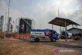 Truk tangki konsumen memasuki area Stasiun Pengumpul Subang, PT Pertamina EP Subang Field, di Kabupaten Subang, Jawa Barat, Kamis (2/11/2023). PT Pertamina EP Subang Field memproduksi kondensat, yaitu residu dari gas alam yang dimurnikan menjadi cair serta digunakan sebagai pelarut industri cat, farmasi dan lem untuk kebutuhan industri di area Jawa Barat, yang dikirim ke konsumen menggunakan truk tangki dengan volume mencapai 4.500 barrel setiap bulannya. ANTARA FOTO/Raisan Al Farisi/agr