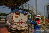 Operator melakukan pengisian minyak kondensat kedalam truk tangki konsumen di area Stasiun Pengumpul Subang, PT Pertamina EP Subang Field, di Kabupaten Subang, Jawa Barat, Kamis (2/11/2023). PT Pertamina EP Subang Field memproduksi kondensat, yaitu residu dari gas alam yang dimurnikan menjadi cair serta digunakan sebagai pelarut industri cat, farmasi dan lem untuk kebutuhan industri di area Jawa Barat, yang dikirim ke konsumen menggunakan truk tangki dengan volume mencapai 4.500 barrel setiap bulannya. ANTARA FOTO/Raisan Al Farisi/agr