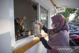 Pembeli memesan kopi menggunakan bahasa isyarat di kedai kopi Sahabat Istimewa di Indramayu, Jawa Barat, Rabu (1/11/2023). Kedai kopi Teman Istimewa binaan PT Kilang Pertamina Internasional (KPI) Balongan tersebut sebagai ruang inkulsi bagi para disabilitas untuk mengembangkan kepercayaan diri dan keahlian dalam berwirausaha. ANTARA FOTO/Dedhez Anggara/agr
