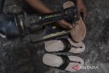 Perajin menyelesaikan pembuatan sandal tarumpah tradisional di rumah produksi Goodwillsshoes, Kota Tasikmalaya, Jawa Barat, Kamis (2/11/2023). Workshop yang berdiri sejak tahun 1976 itu masih mempertahankan proses pengerjaan secara manual atau hand made dengan kapasitas produksi mencapai 50 pasang sandal per bulan yang diekspor ke Arab Saudi dan Malaysia dengan harga Rp250 ribu hingga Rp350 ribu. ANTARA FOTO/Adeng Bustomi/agr