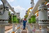 Operator mengatur aliran gas dari sumur menuju fasilitas produksi di Stasiun Pengumpul Subang, PT Pertamina EP Subang Field, Kabupaten Subang, Jawa Barat, Kamis (2/11/2023). PT Pertamina EP Subang Field mencatat, pencapaian produksi gas hingga September 2023 mencapai 154,37 juta kaki kubik gas per hari serta minyak sebesar 3.557 barrel minyak per hari yang dijual ke konsumen gas area Jawa Barat dan kilang minyak Balongan, Kabupaten Indramayu. ANTARA FOTO/Raisan Al Farisi/agr
