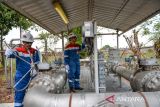 Operator produksi memonitoring aliran volume gas CO2 menuju konsumen gas industri di Stasiun Pengumpul Subang, PT Pertamina EP Subang Field, Kabupaten Subang, Jawa Barat, Kamis (2/11/2023). PT Pertamina EP Subang Field mencatat, pencapaian produksi gas hingga September 2023 mencapai 154,37 juta kaki kubik gas per hari serta minyak sebesar 3.557 barrel minyak per hari yang dijual ke konsumen gas area Jawa Barat dan kilang minyak Balongan, Kabupaten Indramayu. ANTARA FOTO/Raisan Al Farisi/agr
