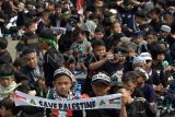 Siswa Sekolah Dasar Islam Al-Husna membentangkan atribut Save Palestina saat mengikuti  Munajat Cinta Dalam Doa Bersama di Monumen Perjuangan Rakyat di Bekasi, Jawa Barat, Rabu (1/11/2023). Kegiatan doa dan penggalangan donasi kemanusiaan tersebut sebagai bentuk solidaritas kepada rakyat Palestina akibat penyerangan Israel sekaligus sebagai pembelajaran bagi siswa akan pentingnya berbagi terhadap sesama. ANTARA FOTO/Suwandy/foc.