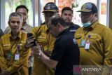 Ketua Majelis Hakim Pengadilan Negeri  (PN) Tindak Pidana Korupsi (Tipikor) Banda Aceh R Hendral membuka sidang lapangan dugaan tindak pidana korupsi pada Rumah Sakit Arun Lhokseumawe, Aceh, Kamis (2/11/2023). Sidang lapangan tersebut untuk menggali alat bukti, keterangan saksi, saksi ahli dan keyakinan hakim terkait dugaan korupsi penyalahgunaan keuangan PT Rumah Sakit Arun Lhokseumawe dengan kerugian negara mencapai Rp44,9 miliar dengan terdakwa masing-masing mantan Direktur PT RS Arun Hariadi dan mantan Wali Kota Lhokseumawe Suaidi Yahya. ANTARA/Rahmad