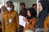 Ketua Majelis Hakim Pengadilan Negeri  (PN) Tindak Pidana Korupsi (Tipikor) Banda Aceh R Hendral membuka sidang lapangan dugaan tindak pidana korupsi pada Rumah Sakit Arun Lhokseumawe, Aceh, Kamis (2/11/2023). Sidang lapangan tersebut untuk menggali alat bukti, keterangan saksi, saksi ahli dan keyakinan hakim terkait dugaan korupsi penyalahgunaan keuangan PT Rumah Sakit Arun Lhokseumawe dengan kerugian negara mencapai Rp44,9 miliar dengan terdakwa masing-masing mantan Direktur PT RS Arun Hariadi dan mantan Wali Kota Lhokseumawe Suaidi Yahya. ANTARA/Rahmad