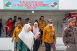 Ketua Majelis Hakim Pengadilan Negeri  (PN) Tindak Pidana Korupsi (Tipikor) Banda Aceh R Hendral membuka sidang lapangan dugaan tindak pidana korupsi pada Rumah Sakit Arun Lhokseumawe, Aceh, Kamis (2/11/2023). Sidang lapangan tersebut untuk menggali alat bukti, keterangan saksi, saksi ahli dan keyakinan hakim terkait dugaan korupsi penyalahgunaan keuangan PT Rumah Sakit Arun Lhokseumawe dengan kerugian negara mencapai Rp44,9 miliar dengan terdakwa masing-masing mantan Direktur PT RS Arun Hariadi dan mantan Wali Kota Lhokseumawe Suaidi Yahya. ANTARA/Rahmad