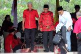 Pasangan bacapres dan bacawapres Ganjar Pranowo dan Mahfud MD berjalan meninggalkan kawasan pusara makam saat usai berziarah di Makam Presiden Soekarno di Blitar, Jawa Timur, Jumat (3/11/2023). Sekjen DPP PDIP Hasto Kristiyanto mengatakan bahwa Ketua umum PDIP yang juga presiden ke-5 Megawati Soekarno Putri sengaja mengajak sejumlah pengurus pusat PDIP dan pasangan bacapres-bacawapres Ganjar-Mahfud berziarah ke makam Presiden Soekarno untuk menjaga tradisi spiritualitas perjuangan dalam menghadapi tahun politik. Antara Jatim/Irfan Anshori/zk.