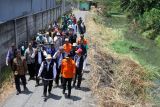 Gubernur Jawa Timur Khofifah Indar Parawansa (tengah) meninjau sungai Avour yang dipenuhi tumpukan sampah di kawasan Desa Punggul, Gedangan, Sidoarjo, Kamis (2/11/2023). Badan Penanggulangan Bencana Daerah (BPBD) Jawa Timur bersama Dinas PU Bina Marga serta Dinas Lingkungan Hidup serta sejumlah instansi pemerintah dan warga membersihkan penumpukan sampah dan enceng gondok yang menyumbat dan menghalangi aliran sungai tersebut. Antara Jatim/Umarul Faruq/zk.