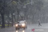 Hujan deras disertai petir diperkirakan landa sejumlah kota