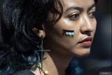 Aktivis Greenpeace Indonesia menggelar aksi damai solidaritas untuk warga Palestina di Jakarta, Jumat (3/11/2023). Mereka mengutuk keras serangan terhadap warga sipil Palestina di Gaza oleh otoritas Israel dan mendesak Israel dan Hamas untuk segera melakukan gencatan senjata. ANTARA FOTO/Sigid Kurniawan/foc.