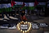 Aktivis Greenpeace Indonesia menggelar aksi damai solidaritas untuk warga Palestina di Jakarta, Jumat (3/11/2023). Mereka mengutuk keras serangan terhadap warga sipil Palestina di Gaza oleh otoritas Israel dan mendesak Israel dan Hamas untuk segera melakukan gencatan senjata. ANTARA FOTO/Sigid Kurniawan/foc.