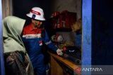 Operator produksi PT Pertamina EP Subang Field menyalakan kompor jaringan gas di rumah warga yang berada di Desa Cidahu, Kecamatan Pagaden Barat, Kabupaten Subang, Jawa Barat, Kamis (2/11/2023). Pertamina EP Subang Field mendukung program pemerintah dalam menyukseskan program jaringan gas rumah tangga melalui suplai gas dengan volume sebesar 0,1 juta kaki kubik gas per hari ke PT PGN Tbk, yang selanjutnya gas tersebut disalurkan ke 9.888 sambungan rumah tangga di Kabupaten Subang dengan sebaran di satu desa serta tiga kelurahan. ANTARA FOTO/Raisan Al Farisi/agr