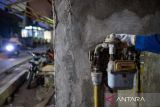 Operator produksi PT Pertamina EP Subang Field melakukan pengecekan pipa dan metering jaringan gas di rumah warga yang berada di Desa Cidahu, Kecamatan Pagaden Barat, Kabupaten Subang, Jawa Barat, Kamis (2/11/2023). Pertamina EP Subang Field mendukung program pemerintah dalam menyukseskan program jaringan gas rumah tangga melalui suplai gas dengan volume sebesar 0,1 juta kaki kubik gas per hari ke PT PGN Tbk, yang selanjutnya gas tersebut disalurkan ke 9.888 sambungan rumah tangga di Kabupaten Subang dengan sebaran di satu desa serta tiga kelurahan. ANTARA FOTO/Raisan Al Farisi/agr