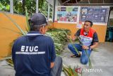 Senior Manager Pertamina EP Subang Field Ndirga Andri Sisworo berbincang dengan Mitra binaan CSR Pertamina EP Subang Field program Pemanfaatan Serat Olahan Daun Nanas Subang (PESONA Subang) yang sedang memilah daun nanas untuk di ekstraksi menjadi serat di Pusat Edukasi dan Pemasaran Pesona Subang di Desa Cikadu Kecamatan Cijambe, Kabupaten Subang, Jawa Barat, Jumat (3/11/2023). Pertamina EP Subang Field menjalankan program PESONA Subang yang memberdayakan warga Desa Cikadu untuk mengolah serat daun nanas menjadi berbagai produk Eco Fashion dengan mesin decolacel yang mampu mengurangi karbon emisi sebesar 302,95 ton CO2eq per tahun. ANTARA FOTO/Raisan Al Farisi/agr
