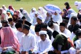 Sejumlah umat Islam menggelar shalat Istisqa di Taman Blambangan, Banyuwangi, Jawa Timur, Kamis (2/11/2023). Pemerintah daerah setempat menggelar shalat Istisqa secara serempak di 25 kecamatan sebagai upaya meminta turun hujan kepada Tuhan YME. Antara Jatim/Budi Candra Setya/zk.