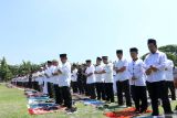 Sejumlah umat Islam menggelar shalat Istisqa di Taman Blambangan, Banyuwangi, Jawa Timur, Kamis (2/11/2023). Pemerintah daerah setempat menggelar shalat Istisqa secara serempak di 25 kecamatan sebagai upaya meminta turun hujan kepada Tuhan YME. Antara Jatim/Budi Candra Setya/zk.