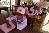 Siswa mengikuti kegiatan belajar di tenda darurat, di SD Negeri Bantargebang, Kabupaten Sukabumi, Jawa Barat, Selasa (31/10/2023). Menurut pihak sekolah, selama kurun waktu empat bulan terakhir para siswa terpaksa melakukan kegiatan belajar mengajar di bawah tenda darurat karena kondisi ruang kelas rusak dan tidak layak. ANTARA FOTO/Henry Purba/agr/tom.