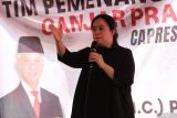 Ketua DPP PDIP Puan Maharani menyampaikan sambutan di sela peresmian kantor Tim Pemenangan Daerah (TPD) Jatim untuk kemenangan Ganjar Pranowo-Mahfud MD di Surabaya, Jawa Timur, Sabtu (4/11/2023). Peresmian kantor TPD tersebut guna memenangkan pasangan Ganjar Pranowo dan Mahfud MD pada Pemilu 2024 mendatang. Antara Jatim/Moch Asim/zk.