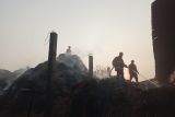 Padamkan kebakaran gunungan sampah pabrik gula di Tulungagung