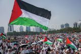 Sejumlah warga mengikuti aksi akbar Aliansi Rakyat Indonesia Bela Palestina di Lapangan Silang Monas, Jakarta, Minggu (5/11/2023). Aksi yang digelar Majelis Ulama Indonesia (MUI) tersebut untuk mendorong upaya mengakhiri konflik antara Palestina dan Israel agar tercipta perdamaian. ANTARA FOTO/Rifqi Raihan Firdaus/YU
