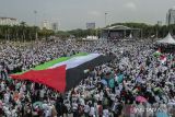 Ribuan orang mengikuti aksi akbar Aliansi Rakyat Indonesia Bela Palestina di kawasan Monas, Jakarta, Minggu (5/11/2023). Aksi yang digelar Majelis Ulama Indonesia (MUI) tersebut untuk mendorong upaya mengakhiri konflik antara Palestina dan Israel agar tercipta perdamaian. ANTARA FOTO/Bayu Pratama S/wsj.