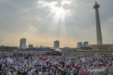 Ribuan orang mengikuti aksi akbar Aliansi Rakyat Indonesia Bela Palestina di kawasan Monas, Jakarta, Minggu (5/11/2023). Aksi yang digelar Majelis Ulama Indonesia (MUI) tersebut untuk mendorong upaya mengakhiri konflik antara Palestina dan Israel agar tercipta perdamaian. ANTARA FOTO/Bayu Pratama S/wsj.