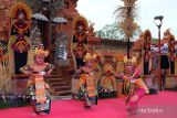 Sejumlah anak menampilkan Tari Legong Keraton Lasem dalam Festival Legong Keraton Lasem ke-8 di area Pura Agung Jagatnatha, Denpasar, Bali, Sabtu (4/11/2023). Lomba tari yang digelar oleh Pemkot Denpasar bekerja sama dengan Puri Agung Denpasar pada 4-5 November 2023 tersebut diikuti 84 peserta yang diperuntukkan bagi anak-anak sekolah dasar (SD) untuk pelestarian kesenian tari Bali klasik serta mengajak generasi muda untuk mengenal dan mencintai budaya Bali. ANTARA FOTO/Nyoman Hendra Wibowo/wsj.