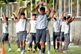 Sejumlah pesepak bola Tim Nasional Uzbekistan U-17 mengikuti sesi latihan menjelang Piala Dunia U-17 2023 di Lapangan Gelora Trisakti, Legian, Badung, Bali, Minggu (5/11/2023). Timnas Uzbekistan U-17 akan bertanding pada grup B Piala Dunia U-17 2023 bersama Spanyol, Kanada dan Mali. ANTARA FOTO/Fikri Yusuf/wsj.