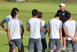 Pelatih Tim Nasional Uzbekistan U-17 Jamoliddin Rakhmatullaev (kedua kanan) menyampaikan instruksi saat memimpin sesi latihan menjelang Piala Dunia U-17 2023 di Lapangan Gelora Trisakti, Legian, Badung, Bali, Minggu (5/11/2023). Timnas Uzbekistan U-17 akan bertanding pada grup B Piala Dunia U-17 2023 bersama Spanyol, Kanada dan Mali. ANTARA FOTO/Fikri Yusuf/wsj.