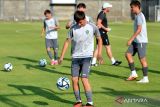 Sejumlah pesepak bola Tim Nasional Uzbekistan U-17 mengikuti sesi latihan menjelang Piala Dunia U-17 2023 di Lapangan Gelora Trisakti, Legian, Badung, Bali, Minggu (5/11/2023). Timnas Uzbekistan U-17 akan bertanding pada grup B Piala Dunia U-17 2023 bersama Spanyol, Kanada dan Mali. ANTARA FOTO/Fikri Yusuf/wsj.